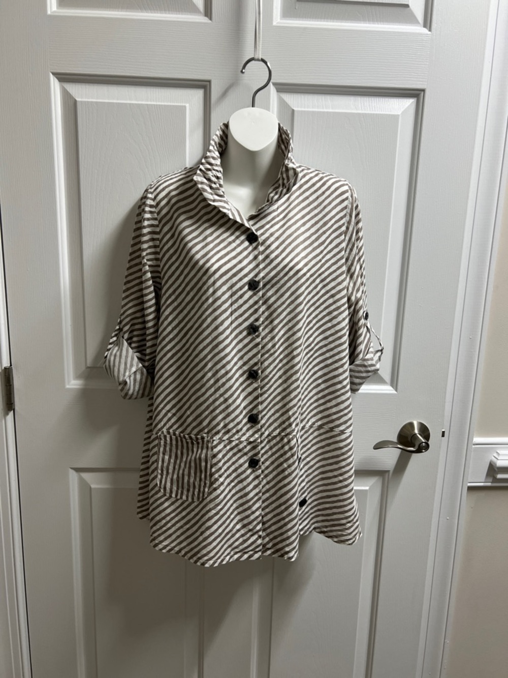 Appleseed's blouse Beige White Striped Button Up Blouse size small S 4126